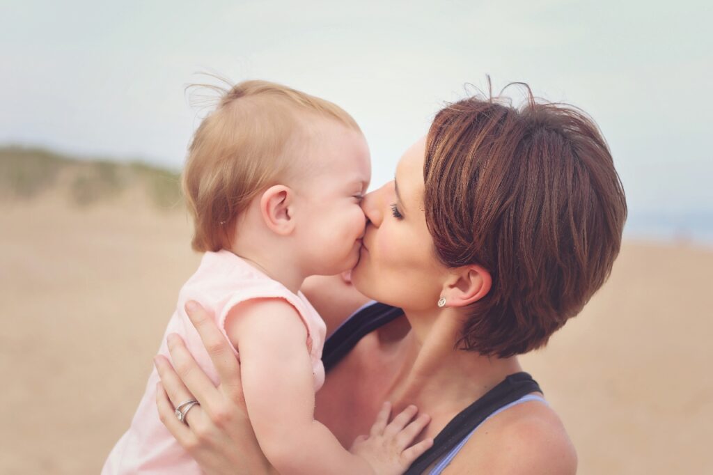 Mor kysser barn på mors dag